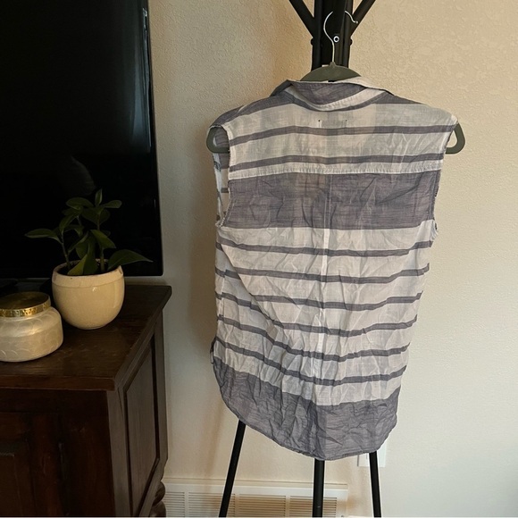 *2/15* Striped Button Down Tank - Picture 4 of 6